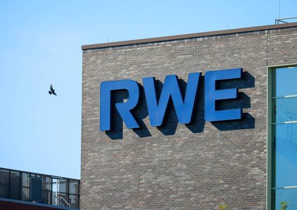 Essen, Nordrhein-Westfalen, Deutschland - RWE, Firmenlogo an der Fassade der Hauptverwaltung. RWE Hauptverwaltung, neuer RWE Campus im Stadtteil Altenessen. Am 21. März 2023 lädt RWE zur Bilanz-PK. Archivfoto vom 12.09.2022 Essen Nordrhein-Westfalen Deutschland *** Essen, North Rhine-Westphalia, Germany RWE, company logo on the facade of the headquarters RWE headquarters, new RWE campus in the Altenessen district On March 21, 2023 RWE invites to the balance PK archive photo taken on 12 09 2022 Essen North Rhine-Westphalia Germany