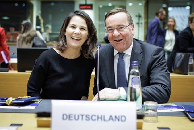 News Themen der Woche KW12 News Bilder des Tages (L-R) Annalena Baerbock, Bundesaussenministerin, aufgenommen im Gespraech mit Boris Pistorius, Bundesminister der Verteidigung, vor einer Arbeitssitzung der EU-Aussen- und Verteidigungsministerinnen und -minister in Bruessel, 20.03.2023. Bruessel Belgium *** L R Annalena Baerbock, German Foreign Minister, in conversation with Boris Pistorius, German Minister of Defense, before a working meeting of EU Foreign and Defense Ministers in Brussels, 20 03 2023 Brussels Belgium Copyright: xJaninexSchmitz photothek.dex