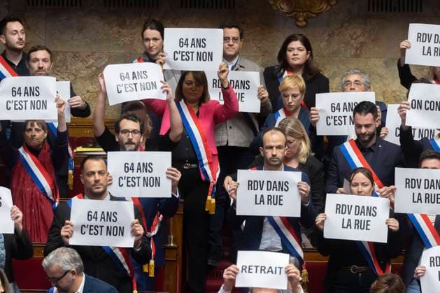 News Themen der Woche KW12 News Bilder des Tages Paris, France March 20, 2023 - Session at the National Assembly dedicated to the vote of no confidence (Motion de censure) against the government after the release of the article 49.3 REFORME DES RETRAITES, POLITIQUE, HEMICYCLE, ASSEMBLEE NATIONALE, DEPUTE, VOTE, DEMOCRATIE, PARLEMENTAIRE, DEPUTE, LFI, PANCARTES, BORDELISATION, REGLEMENT  Copyright: xVincentxIsorex