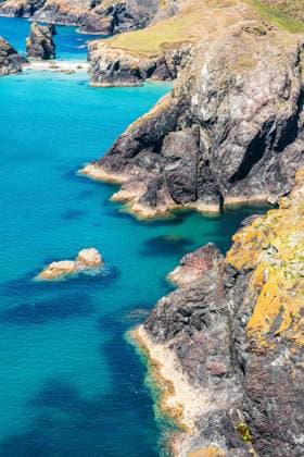 Creative Highlights World Kynance Cove und Asparagus Island, Cornwall, England, Großbritannien, Europa *** Kynance Cove and Asparagus Iceland, Cornwall, England, Great Britain, Europe Copyright: imageBROKER/MaciejxOlszewski ibxmao09113835.jpg