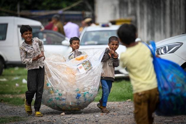 News Themen der Woche KW12 News Bilder des Tages NEW DELHI, INDIA - MARCH 20: Children collects plastic bottles during Kisan Rally organized by Sanyukt Kisaan Morcha at Ramlila Maidan on March 20, 2023 in New Delhi, India. (Photo by Sanchit Khanna Hindustan Times) SKM Organized Farmers Rally At Ramlila Maidan Delhi
