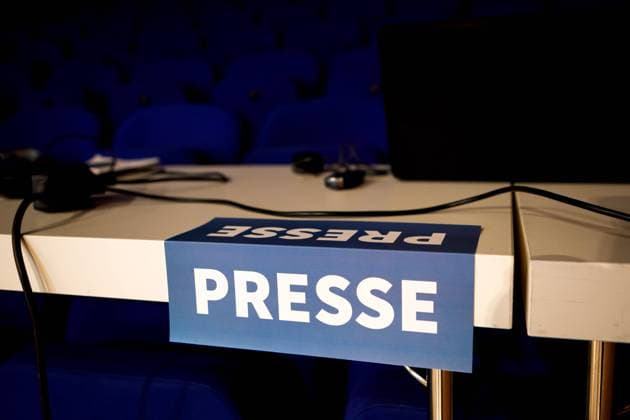 Symbolfoto Presse DEU Deutschland Brandenburg Cottbus, 01.03.2023, Symbolfoto Presse, ein Presseschild liegt auf einem Tisch. *** Symbol photo Press DEU Germany Brandenburg Cottbus, 01 03 2023, Symbol photo Press, a Press shield is at a Table AF_BDEW_Cottbus_34543