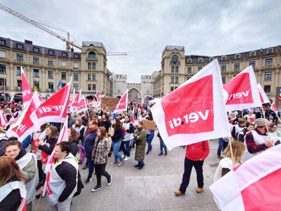 News Themen der Woche KW12 News Bilder des Tages March 21, 2023, Munich, Bavaria, Germany: Employees of the Sparkasse banks of Bavaria go out on strike as their union, Ver.di, engages in labor and compensation talks. Munich Germany - ZUMAb160 20230321_zbp_b160_007 Copyright: xSachellexBabbarx