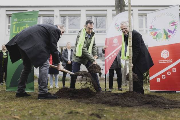 News Themen der Woche KW12 News Bilder des Tages Cem Oezdemir (M, Buendnis 90 Die Gruenen), Bundesminister fuer Landwirtschaft und Ernaehrung, aufgenommen im Rahmen einer Baumpflanzaktion zum Tag des Waldes in der Peter-Lenne-Schule Oberstufezentrum Natur und Umwelt in Berlin, 21.03.2023. Berlin Deutschland *** Cem Oezdemir M, Buendnis 90 Die Gruenen , Federal Minister of Agriculture and Food, photographed during a tree planting event for Forest Day at the Peter Lenne School Upper School Center for Nature and Environment in Berlin, 21 03 2023 Berlin Germany Copyright: xFlorianxGaertner photothek.dex