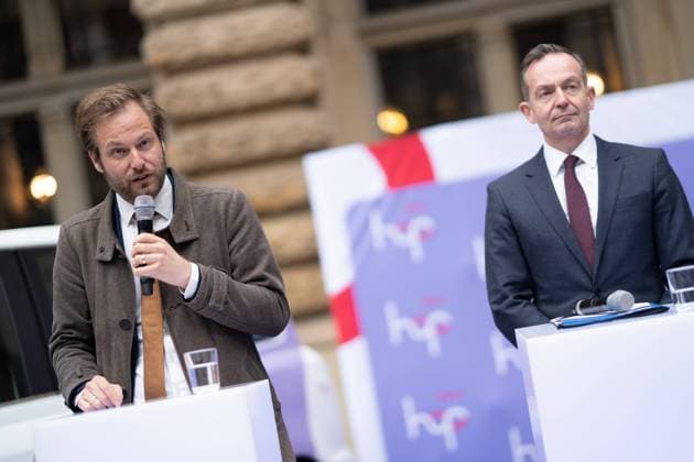 News Themen der Woche KW12 hvv hop wird autonom Bundesverkehrsminister übergibt Förderbescheid für Projekt Automatisierung des Hamburger On-Demand-Angebots mit Integration in den ÖPNV kurz AHOI Autonomes Fahren im Nahverkehr Volker Wissing, Bundesverkehrsminister und Anjes Tjarks, Verkehrssenator Hamburg;hvv hop wird autonom Bundesverkehrsminister übergibt Förderbescheid für Projekt Automatisierung des Hamburger On-Demand-Angebots mit Integration in den ÖPNV kurz AHOI Autonomes Fahren im Nahverkehr Volker Wissing, Bundesverkehrsministe, Hamburg Hamburg Deutschland Rathaus Innenhof *** hvv hop becomes autonomous Federal Minister of Transport hands over funding notification for project Automation of Hamburgs on-demand service wit