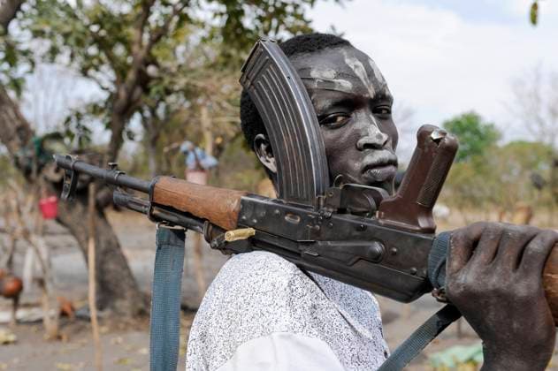 South Sudan, Dinka with AK 47 SOUTH-SUDAN Rumbek , Dinka tribe protect their Zebu cattle with AK-47 rifle from cattle raider , they also fight with SPLA for independent Southern Sudan state *** SÜD-SUDAN, Rumbek , mit Asche beschmierter Dinka Hirte, sie schuetzen ihre Zeburinder vor Viehdiebstaehlen mit Kalaschnikow Maschinengewehr , Dinkas kaempfen auch fuer die SPLA fuer einen unabhaengigen Suedsudan Rumbek Gharb Bahr al-Ghazal South Sudan