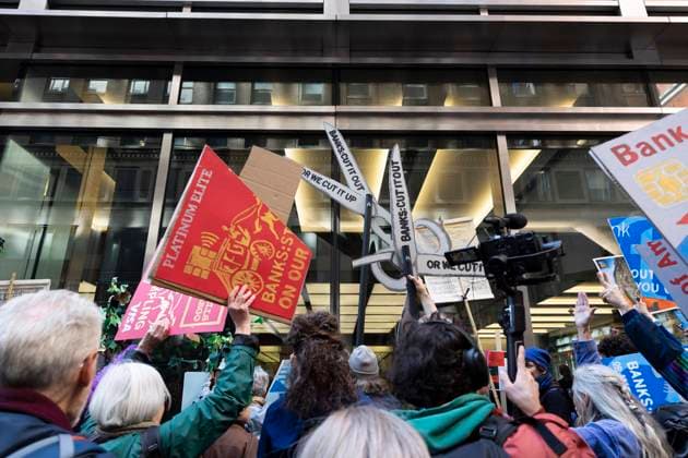 News Themen der Woche KW12 News Bilder des Tages March 21, 2023, New York, New York, USA: People hold signs that look like cut up credit and bank cards and signs shaped like a scissor that reads Banks: Cut It Out Or We Cut It Up outside of JP Morgan Chase in midtown Manhattan. The environmental organization Third Act along with allies held a rally and march calling for JP Morgan Chase Bank to stop funding fossil fuels and protect future generations.outside of JP Morgan Chase in midtown Manhattan. The environmental organization Third Act along with allies held a rally and march calling for JP Morgan Chase Bank to stop funding fossil fuels and protect future generations. New York USA - ZUMAr174 20230321_znp_r174_045 Copyright: xGinaxMxRandazzox