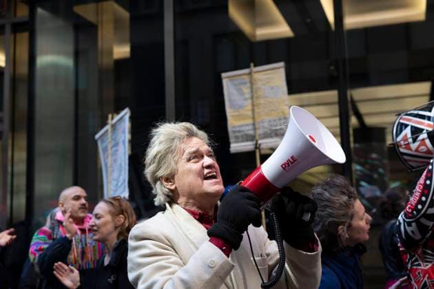 News Themen der Woche KW12 News Bilder des Tages March 21, 2023, New York, New York, USA: REVEREND BILLY speaks outside of JP Morgan Chase in Midtown Manhattan. The environmental organization Third Act along with allies held a rally and march calling for JP Morgan Chase Bank to stop funding fossil fuels and protect future generations. New York USA - ZUMAr174 20230321_znp_r174_022 Copyright: xGinaxMxRandazzox