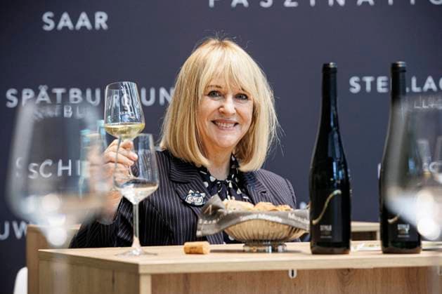 Entertainment Themen der Woche KW12 Entertainment Bilder des Tages 21.03.2023. Düsseldorf. Messe ProWein 2023. Vorstellung einer neuen Top-Weinlage namens Stylelage von der Mosel. Das Besondere: Ein Teil des Erlöses wird der Tribute to Bambi Stiftung, einer Initiative von Hubert Burda Media gespendet. Hier: Patricia Riekel (Vorstandsvorsitzende der Stiftung). Düsseldorf Messe Nordrhein-Westfalen Deutschland *** 21 03 2023 Düsseldorf Trade Fair ProWein 2023 Presentation of a new top vineyard called Stylelage from the Mosel The Special Part of the proceeds will be donated to the Tribute to Bambi Foundation, an initiative of Hubert Burda Media Here Patricia Riekel Chairwoman of the Board of the Foundation Düsseldorf Messe Nordrhein Westfalen Germany