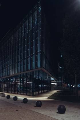 Creative Highlights World RECORD DATE NOT STATED A contemporary office building illuminated at night, set amidst lush greenery *** einer zeitgenössische Büro Gebäude beleuchtet im night, setzen amidst ueppige Begrünung 14953360