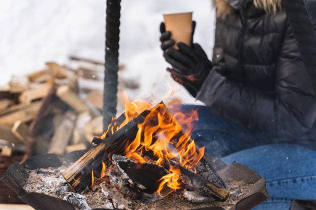 Firewood burning inside the fire-pit during cold winter day Firewood burning inside the fire-pit during cold and snowy winter day ,model released, Symbolfoto Copyright: xZoonar.com blackdayx 18604514 ,model released, Symbolfoto ,property released