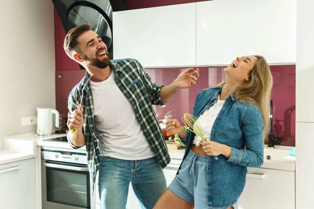 Couple dancing and singing on the kitchen while cooking during sunny morning Young couple dancing and singing on the kitchen while cooking during sunny morning ,model released, Symbolfoto Copyright: xZoonar.com blackdayx 18608197 ,model released, Symbolfoto ,property released