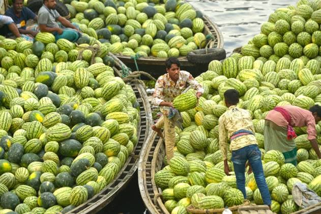 Bilder des Jahres 2023, News 03 März News Themen der Woche KW12 News Bilder des Tages (230322) -- DHAKA, March 22, 2023 -- Vendors move watermelons on a boat near a wholesale market in Dhaka, Bangladesh, March 21, 2023. BANGLADESH-DHAKA-WATERMELON TRADE Salim 