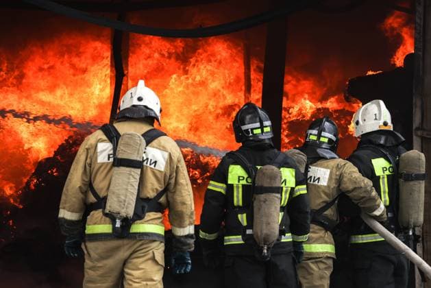 News Themen der Woche KW12 News Bilder des Tages RUSSIA, RYAZAN REGION - MARCH 22, 2023: Firefighters battle a fire that hit a bedding warehouse; the fire covers an area of almost 700 sq.m.; no casualties have been reported. Alexander Ryumin TASS  58003491