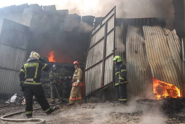 News Themen der Woche KW12 RUSSIA, RYAZAN REGION - MARCH 22, 2023: Firefighters battle a fire that hit a bedding warehouse in the village of Turlatovo; the fire covers an area of almost 700 sq.m.; no casualties have been reported. Alexander Ryumin TASS  58004812