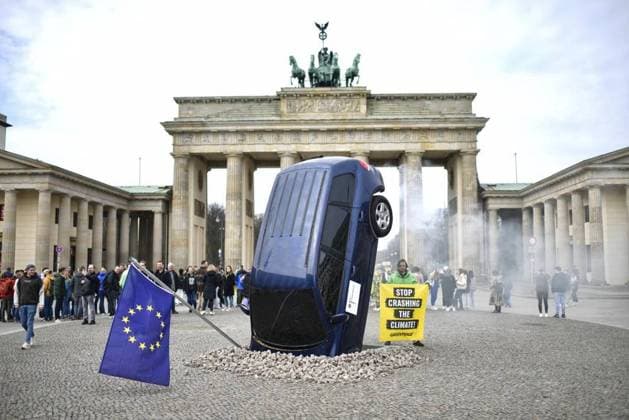 Bilder des Jahres 2023, News 03 März News Themen der Woche KW12 News Bilder des Tages RECORD DATE NOT STATED Greenpeace-Protest vor dem Brandenburger Tor *** NUR FÜR REDAKTIONELLE ZWECKE *** EDITORIAL USE ONLY ***<p>Greenpeace-Protest vor dem Brandenburger Tor Ein SUV steckt scheinbar im Boden vor dem Brandenburger Tor in Berlin, aus dem Heckbereich steigt Qualm. Mit dieser Aktion protestieren Umweltschutz-Aktivisten von Greenpeace am 22. März 2023 gegen die Verkehrspolitik der Bundesregierung. Deutschland Berlin Copyright: RetoxKlar *** Greenpeace protest in front of the Brandenburg Gate FOR EDITORIAL PURPOSES ONLY EDITORIAL USE ONLY p Greenpeace protest in front of the Brandenburg Gate An SUV is apparently stuck in the ground in front of the Brandenburg Gate in Berlin, smoke rises from the rear area With this action, environmental protection Copyright: RetoxKlar doc7pfxv4v2yqs11s97rvn ,EDITORIAL USE ONLY