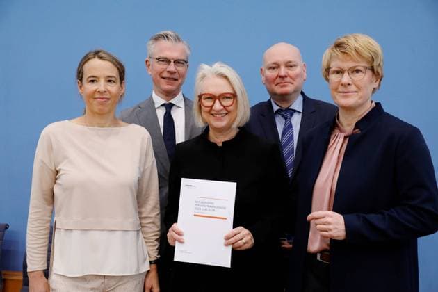 News Themen der Woche KW12 Prof. Dr. Dr. Ulrike Malmendier, Prof. Dr. Martin Werding, Prof. Dr. Dr. h.c. Monika Schnitzer, Prof. Dr. Achim Truger, Prof. Dr. Veronika Grimm, Deutschland, Berlin, Bundespressekonferenz, Thema: Vorstellung der aktualisierten Konjunkturprognose 2023 24 - Sachverständigenrat zur Begutachtung der gesamtwirtschaftlichen Entwicklung *** Prof Dr Dr Ulrike Malmendier, Prof Dr Martin Werding, Prof Dr Dr h c Monika Schnitzer, Prof Dr Achim Truger, Prof Dr Veronika Grimm, Germany, Berlin, Federal Press Conference, Topic Presentation of the updated economic forecast 2023 24 German Council of Economic Experts
