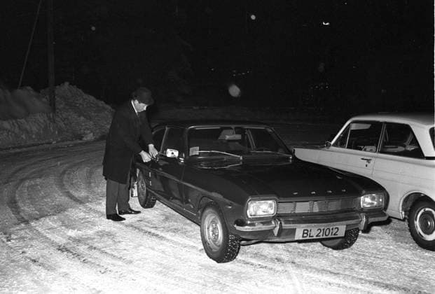 Asker 19731217: En dag i handelsminister Jens Evensens liv. Jens Evensen pa vei til jobb. Han kjorer bil til jernbanestasjonen i Asker og tar toget videre, i trad med regjeringens retningslinjer under Oljekrisen. Evensen har heller ingen problemer med de bilfrie sondagene. Foto: Ivar Aaserud Aktuell NTBscanpix Asker Norge Norway EDITORIAL USE ONLY Ref:_POL8jOFJc7B490.jpg *** Asker 19731217 A day in the life of Trade Minister Jens Evensen Jens Evensen on his way to work He drives a car to the railway station in Asker and takes the train on, in line with the governments guidelines during the oil crisis Evensen also has no problems with the car-free probe days Photo Ivar Aaserud Aktuell NTBscanpix Asker Norway Norway EDITORIAL USE O 