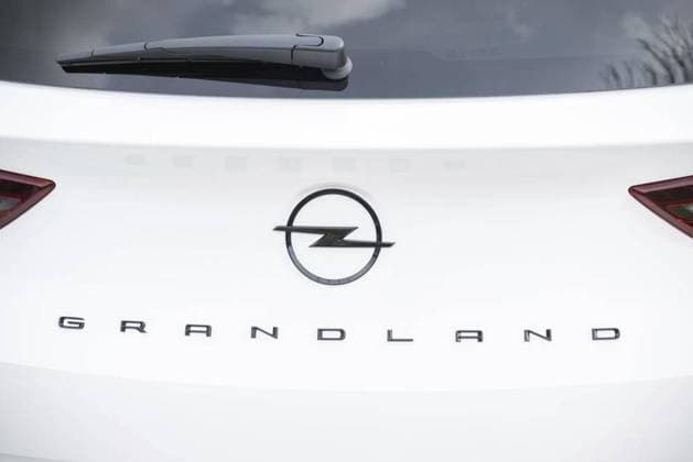 OPEL EISENACH PK MIT OPEL CHEF HUETTL UND MP RAMELOW *** NUR FÜR REDAKTIONELLE ZWECKE *** EDITORIAL USE ONLY ***<p>22 03 2023-Eisenach: Heckansicht eines Opel Grandland GSE während eines Pressetermins zur Ausrichtung des Opel-Standorts Eisenach. Ab dem zweiten Halbjahr 2024 soll hier der batterieelektrische Nachfolger des SUV Grandland im Werk produziert werden. Der Opel-Mutterkonzern Stellantis investiert dafür 130 Millionen Euro in das Werk in Eisenach. ( Deutschland Thueringen Eisenach Copyright: SaschaxFromm *** OPEL EISENACH PK WITH OPEL CHIEF HUETTL AND MP RAMELOW FOR EDITORIAL PURPOSES ONLY EDITORIAL USE ONLY p 22 03 2023 Eisenach Rear view of an Opel Grandland GSE during a press event on the orientation of the Opel site in Copyright: SaschaxFromm doc7pfyn8vqrhc1erfv0coa ,EDITORIAL USE ONLY