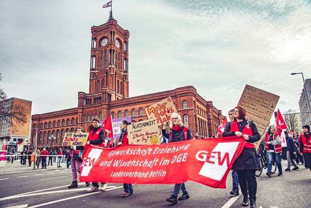 News Themen der Woche KW12 22 . 03 . 2023 , Berlin Mitte : Lehrerstreik in Berlin , u.a. für kleinere Klassen . Demonstration vom Potsdamer Platz zum Roten Rathaus . *** 22 03 2023 , Berlin Mitte teachers strike in Berlin , among other things for smaller classes demonstration from Potsdamer Platz to the Red City Hall