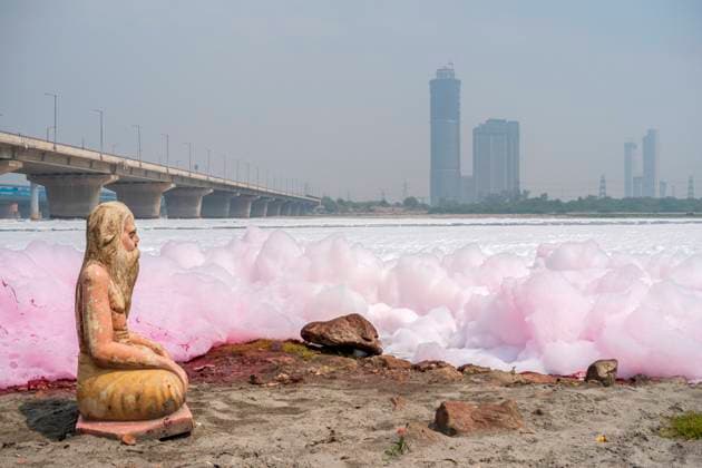 News Themen der Woche KW12 India: World Water Day in the capital city New Delhi A sculpture of Hindu gods stands on the shores of the polluted waters of the Yamuna River in New Delhi on March 22, 2023. The national capital is a major culprit in the pollution of the Yamuna, accounting for about 79 per cent of the total waste water that is poured into the river by the major towns along its banks. The world marks World Water Day on March 22 every year.. New Delhi Delhi India Copyright: MohsinxJaved