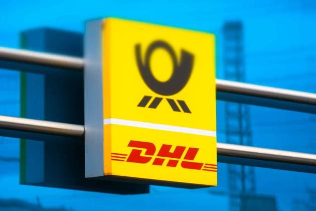 Düsseldorf 22.03.2023 Logo Schriftzug Leuchtschrift DHL Shop Paketshop Deutsche Post Paket Pakete Paketversand Briefe Briefversand Porto Briefmarke Düsseldorf Nordrhein-Westfalen Deutschland *** Dusseldorf 22 03 2023 logo lettering neon DHL Shop Paketshop Deutsche Post Paket Paketversand Briefe Briefversand Porto Briefmarke Dusseldorf Nordrhein Westfalen Germany