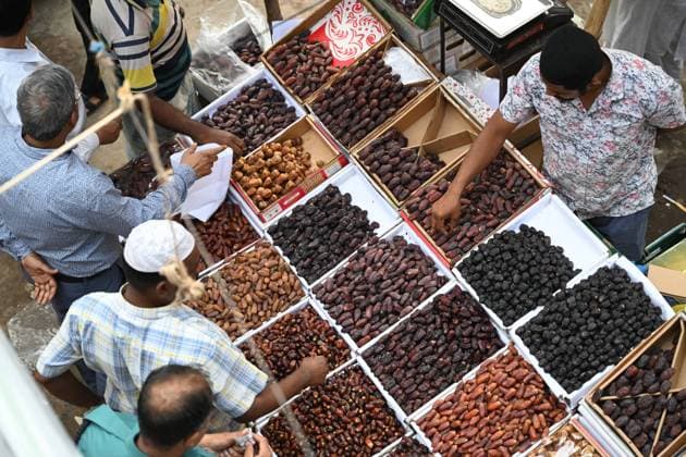 News Themen der Woche KW12 Biggest Dates Fruit Shop In Dhaka Bangladeshi Muslims people buy dates ahead of the holy month of Ramadan in Dhaka, Bangladesh, on March 22, 2023. Dhaka Bangladesh  Copyright: xSTRx originalFilename: rashid-notitle230322_npn3N.jpg