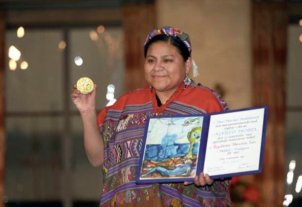 Oslo 19921210: NOBELS FREDSPRIS 1992. Nobels Fredspris 1992 til Rigoberta Menchu (34) fra Guatemala. Prisutdelingen fant sted i Oslo Radhus. Bildet: Nobels fredspris for 1992 til Rigoberta Menchu. Her fredsprisvinneren med nobelmedaljen og diplomet. FOTO: Bjorn Sigurdson OSLO NORWAY NORGE EDITORIAL USE ONLY Ref:igBDLa21JXE.jpg