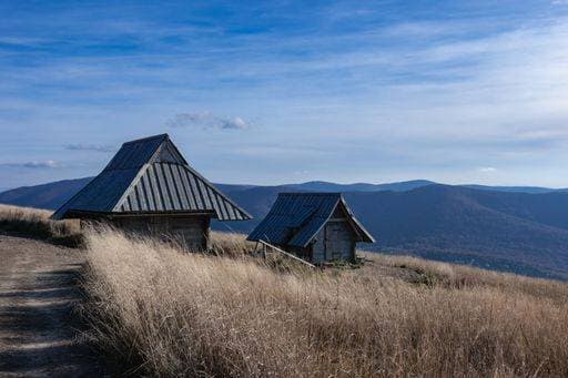RECORD DATE NOT STATED A wooden barn with Bieszczady Mountains in the back captured during daylight *** einer hölzern Scheune mit Bieszczady Gebirge ÊIn der Rücken erbeuteten während Tageslicht 15030178