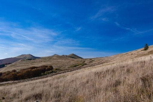 RECORD DATE NOT STATED A beautiful view of the Bieszczady Mountains next to a dry hay field in Poland *** einer Schönes Ansicht des der Bieszczady Gebirge nächsten an einer trocken Heu Feld ÊIn Polen 15030180