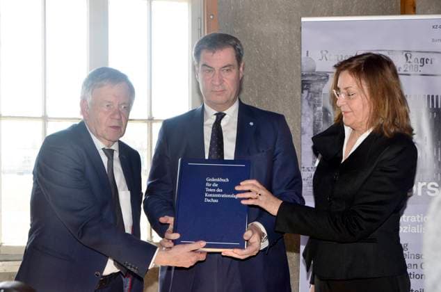 News Themen der Woche KW12 News Bilder des Tages 22.03.23. Dachau, v.l. Karl Freller, MdL, Direktor der Stiftung Bayerische Gedenkstätten, Dr. Markus Söder, Bayerischer Ministerpräsident, MdL Freistaates Bayern Parteivorsitzender der CSU. Dr. Gabriele Hammermann, Leiterin der KZ-Gedenkstätte Dachau, Eröffnung der Sonderausstellung Auftakt des Terrors – Frühe Konzentrationslager im Nationalsozialismus in der KZ-Gedenkstätte Dachau. Vor über 90 Jahren, am 30. Januar 1933, übernahmen die Nationalsozialisten in Deutschland die Regierung. Sie etablierten eine terroristische Diktatur und entrechteten, verfolgten und ermordeten Millionen von Menschen. Konzentrationslager KZ NS-Diktatur, Ausstellung beleuchtet an zehn Themenstationen anhand zahlreicher Dokumente, Fotos und Biografien von Verfol