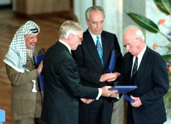 OSLO 19941210. NOBELS FREDSPRIS 1994. Nobels fredspris for 1994 er delt mellom Yasir Arafat, Shimon Peres og Yitzhak Rabin. Israels statsminister Yitzhak Rabin mottar Nobels fredspris av formannen i Nobelkomiteen Francis Sejersted. Foto: Erik Johansen OSLO NORWAY NORGE EDITORIAL USE ONLY Ref:2GmYQIjsGsE.jpg *** OSLO 19941210 NOBEL PEACE PRIZE 1994 The Nobel Peace Prize for 1994 is shared between Yasir Arafat, Shimon Peres and Yitzhak Rabin Israels Prime Minister Yitzhak Rabin receives the Nobel Peace Prize from the chairman of the Nobel Committee Francis Sejersted Photo Erik Johansen OSLO NORWAY NORWAY EDITORIAL USE ONLY 