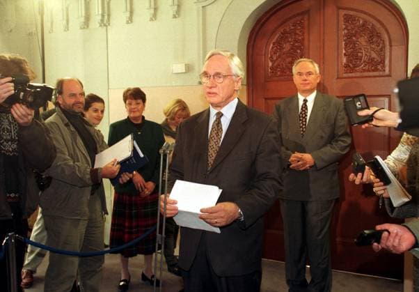 Nobel kunngjoring Oslo. Nobelkomiteens formann, Francis Sejersted kunngjorde fredag at Nobels Fredspris for 1998 er tildelt de nord-irske politikerne David Trimble og John Hume. I bakgrunnen Nobelinstituttets direktor Geir Lundestad. Scan-Foto: Tor Richardsen . Oslo NORWAY EDITORIAL USE ONLY Ref:6A7DWjkeMjw.jpg *** Nobel announcement Oslo The chairman of the Nobel Committee, Francis Sejersted, announced on Friday that the Nobel Peace Prize for 1998 has been awarded to the Northern Irish politicians David Trimble and John Hume In the background the Nobel Institutes director Geir Lundestad Scan Photo Tor Richardsen Oslo NORWAY EDITORIAL USE ONLY 