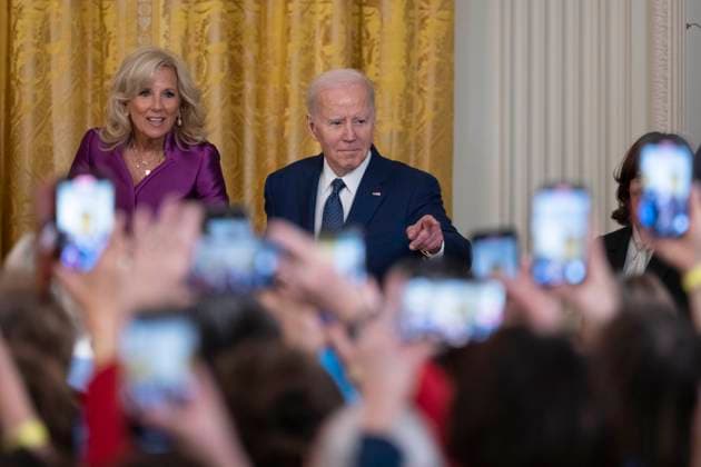 March 22, 2023, Washington, District of Columbia, USA: United States President Joe Biden and first lady Dr. Jill Biden arrive at a reception celebrating Women™s History Month at the White House in Washington, DC, on March 22, 2023 Washington USA - ZUMAs152 20230322_zaa_s152_129 Copyright: xChrisxKleponisx