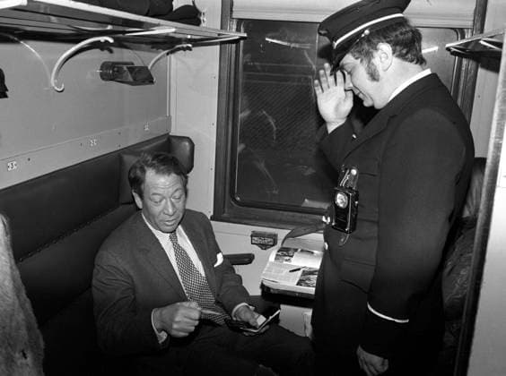 Oslo 19731217: En dag i handelsminister Jens Evensens liv. Her Jens Evensen pa toget pa vei til jobb, i trad med regjeringens retningslinjer for oljekrisen. Konduktor Tore Martinsen hilser ministeren velkommen og kan berette at det er bra belegg pa toget, mange lar bilen sta. Foto: Ivar Aaserud Aktuell NTBscanpix Oslo Norge Norway EDITORIAL USE ONLY Ref:_POL132ZzWO2Wc8.jpg *** Oslo 19731217 A day in the life of trade minister Jens Evensen Here Jens Evensen on the train on his way to work, in line with the governments guidelines for the oil crisis Conductor Tore Martinsen welcomes the minister and can tell you that there are good seats on the train, many leave the car Photo Ivar Aaserud Current NTBscanpix Oslo Norway 