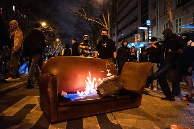 News Themen der Woche KW12 News Bilder des Tages March 22, 2023, Paris, France: Protesters set fire to a sofa during the demonstration. For several days Paris has been engulfed in demonstrations and riots over President Emmanuel Macron s law to raise the retirement age. Trash containers and cars set on fire, broken shop windows and clashes with the police are a daily occurrence. Paris France - ZUMAs197 20230322_zaa_s197_236 Copyright: xXimenaxBorrazasx