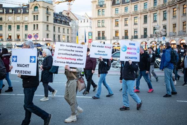News Themen der Woche KW12 News Bilder des Tages Pro-Putin Friedensdemo in München Hunderte Menschen versammelten sich am 22.3.2023 in München, für eine vermeintliche Aufklärung der Pandemie, gegen sämtliche Waffenlieferungen und eine Absetzung der Bundesregierung zu demonstrieren. Unter ihnen überwiegend Corona-Leugner*innen, Reichsbürger*innen und Putinist*innen. -- Hundreds of people gathered in Munich on March 22, 2023, to demonstrate for a supposed clarification of the pandemic, partly for a surrender of Ukraine, against all arms deliveries and a removal of the German government. Among them were predominantly Covid deniers, Reichsbuerger ( sovereign citizens ) and Putinists. München Bayern Deutschland Copyright: xAlexanderxPohlx