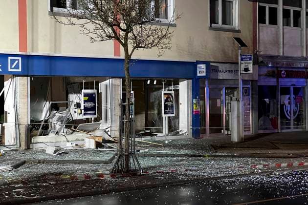 News Themen der Woche KW12 News Bilder des Tages Geldautomat in Kronberg gesprengt - massiver Schaden am Gebäude Ermittler sichern am Morgen des 23.03.2023 die Spuren einer Geldautomatensprengung in Kronberg (Hochtaunuskreis, Hessen). Nach ersten Ermittlungen wurden Anwohner gegen 02:00 Uhr durch mehrere Explosionen aus dem Schlaf gerissen. Anschließend sahen sie ein Fahrzeug mit hoher Geschwindigkeit von der Deutschen Bank-Filiale davonfahren. Durch die starke Explosion wurde das Gebäude massiv beschädigt. Ein Statiker prüft, ob dieses einsturzgefährdet ist. *** ATM in Kronberg blown up massive damage to the building Investigators secure the morning of 23 03 2023 the traces of an ATM blast in Kronberg Hochtaunuskreis, Hesse According to initial investigations, residents were about EINSKROGELDAUTOMAT