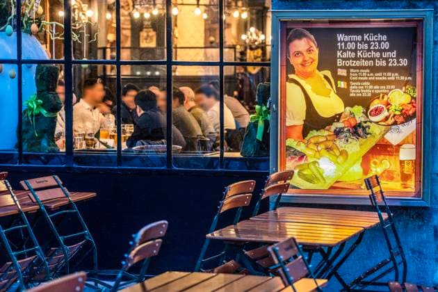 Augustiner, traditionelles bayerisches Wirtshaus in der Innenstadt, gut besucht, abends, München, 22. März 2023 Deutschland, München, 22. März 2023, Augustiner in der Neuhauser Straße, das traditionelle bayerische Wirtshaus ist gut besucht, Leuchtwerbung für Warme Küche und bayerische Brotzeiten, Blick von draußen in die Gaststube, Gastro, Gastronomie, Bayern, bayerisch, *** Augustiner, traditional Bavarian inn in the city center, well attended, evening, Munich, 22 March 2023 Germany, Munich, 22 March 2023, Augustiner in Neuhauser Straße, the traditional Bavarian inn is well attended, illuminated advertising for hot food and Bavarian snacks, view from outside into the restaurant, gastro, gastronomy, Bavaria, Bavarian,