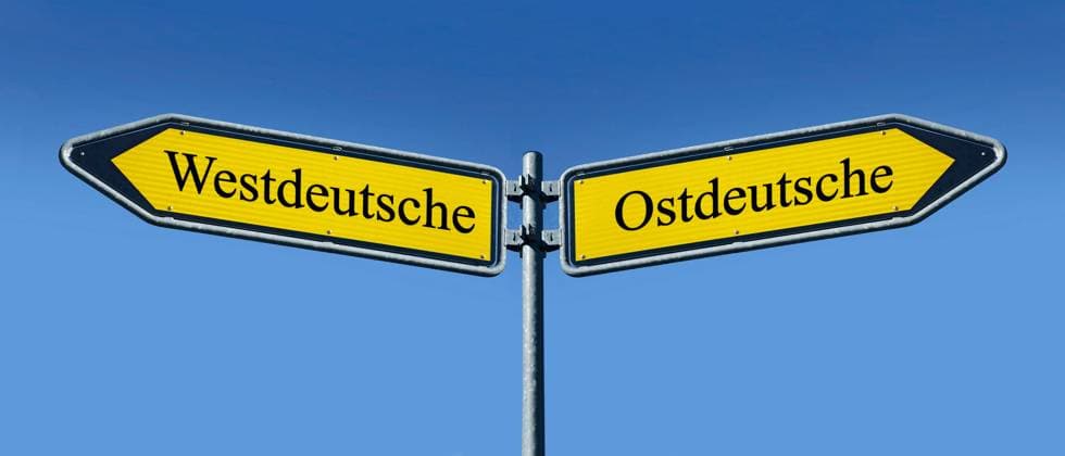 zwei Wegweiser mit Westdeutsche und Ostdeutsche zwei Wegweiser mit Westdeutsche und Ostdeutsche, 20.03.2023, Borkwalde, Brandenburg, In zwei Richtungen zeigen Wegweiser mit den Schriftzügen Westdeutsche und Ostdeutsche.