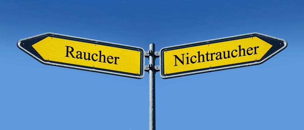 zwei Wegweiser mit Raucher und Nichtraucher zwei Wegweiser mit Raucher und Nichtraucher, 20.03.2023, Borkwalde, Brandenburg, In zwei Richtungen zeigen Wegweiser mit den Schriftzügen Raucher und Nichtraucher. *** two signposts with smoker and non-smoker two signposts with smoker and non-smoker, 20 03 2023, Borkwalde, Brandenburg, In two directions show signposts with the lettering smoker and non-smoker