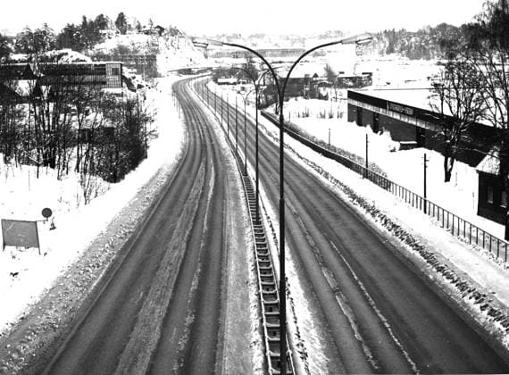 historiskebilder Oslo 19731209. Det er oljekrise, og forbud mot bilkjoring pa lordager og sondager. Slik sa E18 Drammensveien ved Vaekero ut lordag kl. 15.30. Ingen trafikk, ingen biler a se. Foto: Ivar Aaserud AKTUELL Bydel 25 Ullern NORGE NORWAY EDITORIAL USE ONLY Ref:qZwnrNtquPM.jpg *** historical images Oslo 19731209 There is an oil crisis, and driving is prohibited on Thursdays and Sundays This is how the E18 Drammensveien near Vaekero was announced on Thursday at 3 