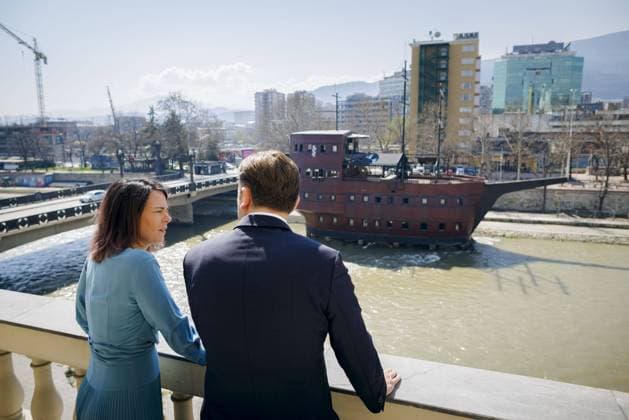 News Themen der Woche KW12 News Bilder des Tages Annalena Baerbock (Buendnis 90 Die Gruenen), Bundesaussenministerin, trifft den Aussenminister von Nordmazedonien, Bujar Osmani, aufgenommen auf dem Balkon des Aussenministeriums. Skopje, 23.03.2023 Skopje Nordmazedonien *** Annalena Baerbock Buendnis 90 Die Gruenen , German Foreign Minister, meets the Foreign Minister of North Macedonia, Bujar Osmani, taken on the balcony of the Ministry of Foreign Affairs Skopje, 23 03 2023 Skopje North Macedonia Copyright: xThomasxTrutschelx