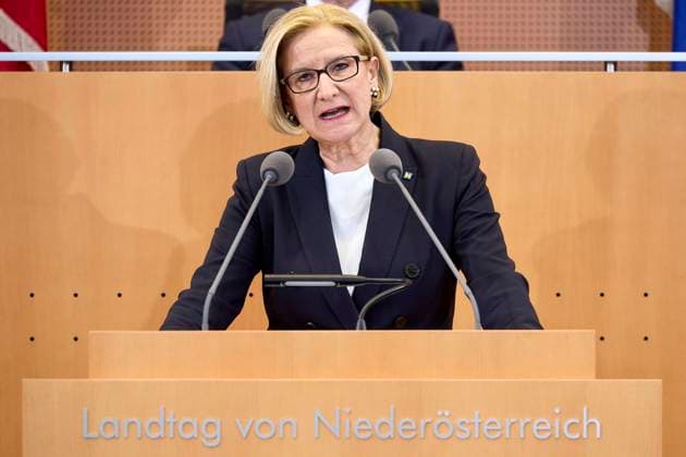 News Themen der Woche KW12 News Bilder des Tages - St. Pölten (Niederösterreich) - 23.03.2023 - Nach der Landtagswahl vom 29.01. fand heute im Landhaus die Konstituierende Sitzung des 56 köpfigen niederösterreichischen Landtags statt. Nach schweren Verlusten der ÖVP wurde mit dem grossen Wahlgewinner FPÖ ein Arbeitsübereinkommen vereinbart das auf viel Widerstand stösst. Die Koalition von OEVP Und FPOE kommt auf 37 Sitze im Landtag. St. Pölten (Lower Austria) - 03 23 2023 - After the state elections on January 29, the constituent meeting of the 56-strong Lower Austrian state parliament took place today in the Landhaus. After the ÖVP had suffered heavy losses, a working agreement was reached with the big election winner, the FPÖ, which met with much resistance. The coalition of OEVP 