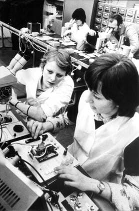 Sachsen, Wirtschaft, Volkswirtschaft, Industrie, Erzgebirge, DDR historisch, Glashütte, Uhrenwerk, Uhrenfabrik, Uhrenmanufaktur, Werkstatt, Handwerk, Feinmechanik, Optik, optische Industrie, Uhr Veröffentlichung in Sächsische Zeitung am 11.02.1980: Marlies Herzog (rechts) und Marita Uredat, zwei Mädchen aus der Jugendbrigade 30. Jahrestag des Glashütter Uhrenbetriebes, prüfen die Damenquarzarmbanduhren auf Herz und Nieren . Volker Santrucek ! ACHTUNG Aufnahmedatum laut Beschriftung *** Saxony, Business, National economy, Industry, ore mountains, GDR historical, glassworks, clockwork, watch factory, clock manufacture, Workshop, craft, precision engineering, Optics, visual Industry, Clock Publication in Saxon Newsp Copyright: xSZ VolkerxSantrucekx 216019 ! ACHTUNG Aufnahmedatum laut Beschriftung
