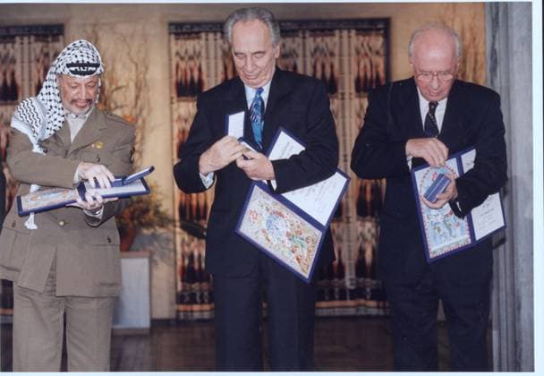 Oslo 19941210; NOBELS FREDSPRIS 1994. Yasser Arafat, Shimon Peres og Yithzak Rabin ble sammen tildelt Nobels Fredspris i Oslo Radhus 1994. Her prisvinnerne sammen med medalje og diplom. Scan-Foto: Gunnar Lier OSLO NORWAY NORGE EDITORIAL USE ONLY Ref:ST2dqQP5ffU.jpg *** Oslo 19941210 NOBELS PEACE PRIZE 1994 Yasser Arafat, Shimon Peres and Yithzak Rabin were jointly awarded the Nobel Peace Prize in Oslo Radhus 1994 Here the prize winners together with their medal and diploma Scan Photo Gunnar Lier OSLO NORWAY NORWAY EDITORIAL USE ONLY 