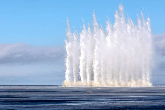 News Themen der Woche KW12 News Bilder des Tages RUSSIA, LENINGRAD REGION - MARCH 23, 2023: Ice blasting on Lake Ladoga. Rescuers do preemptive ice blasting to prevent flooding. Video grab. Best quality available. Peter Kovalev TASS  58024912