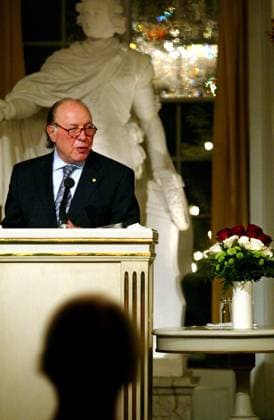 STOCKHOLM 021207 - Litteraturpristagaren Imre Kertesz höll pa lördagseftermiddagen sin Nobelföreläsning pa Svenska akademien. STOCKHOLM Sverige x1053x *** STOCKHOLM 021207 Literature Prize winner Imre Kertesz delivered his Nobel Lecture at the Swedish Academy on Saturday afternoon STOCKHOLM Sweden x1053x  Copyright: xPONTUSxLUNDAHLx NOBEL 2002 LITTERATUR