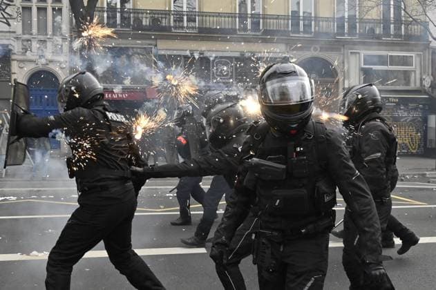 News Themen der Woche KW12 News Bilder des Tages March 23 demonstration against the pension reform, in Paris, incidents between groups of thugs and the police broke out at the head of the Parisian demonstration.  JulienxMattiax xLexPictorium LePictorium_0277625