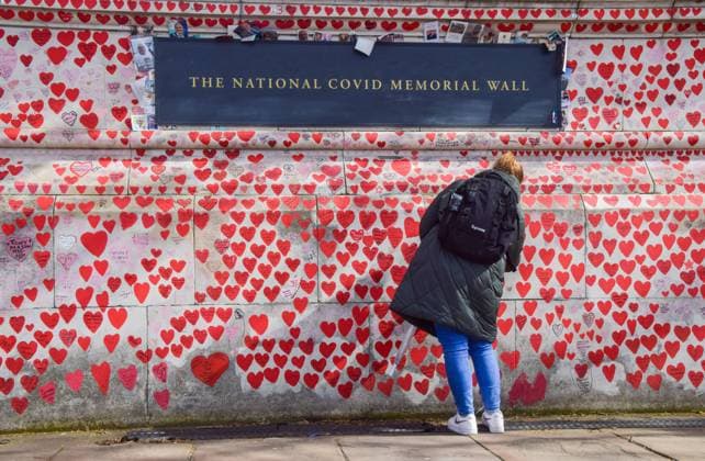 News Themen der Woche KW12 News Bilder des Tages March 23, 2023, London, England, United Kingdom: A woman writes a tribute on the National Covid Memorial Wall on the third anniversary of the first national coronavirus lockdown. Over 150,000 red hearts have been painted on the wall outside St Thomas Hospital, one for each life lost to Covid-19. London United Kingdom - ZUMAv130 20230323_zip_v130_020 Copyright: xVukxValcicx